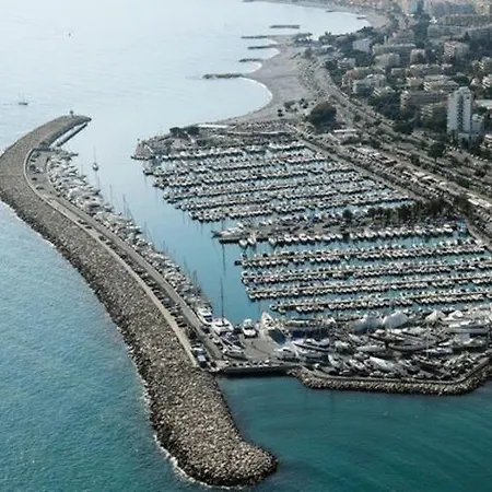Marin Climatise A 2 Pas Du Port Apartman